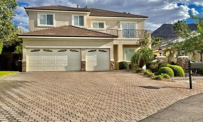 Black Mountain Maison | Elegant Henderson 5 Bdrm Home & Resort Style Bkyd w/Pool & Basketball court