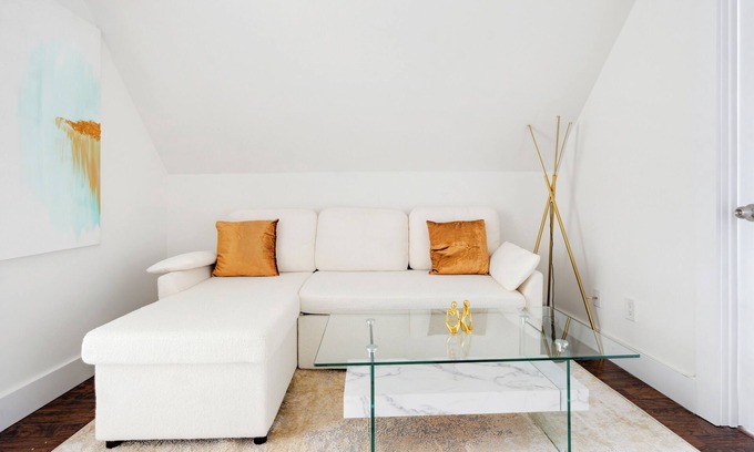 White Plains Maison | Elegant Hideaway Free Parking