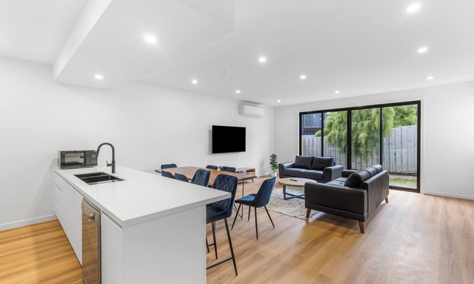 Wandana Heights Maison | "Elegant Home in Highton with Stunning City Views