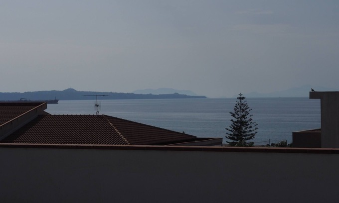 Torregrotta Appartement | Élégante maison en bord de mer avec parking.