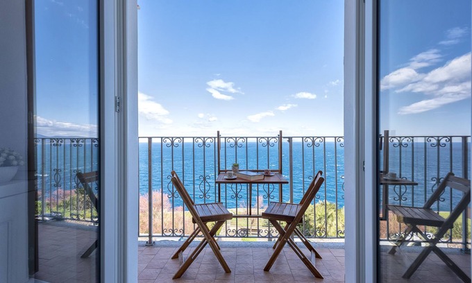 Castelsardo Appartement | ELEGANT IN THE HEART OF THE ANCIENT VILLAGE, BREATHTAKING VIEW OF BAY & SEA