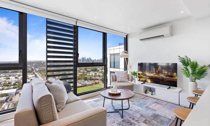 Flemington Appartement | Elegant Inner-West 2-Bed with City Views & Pool
