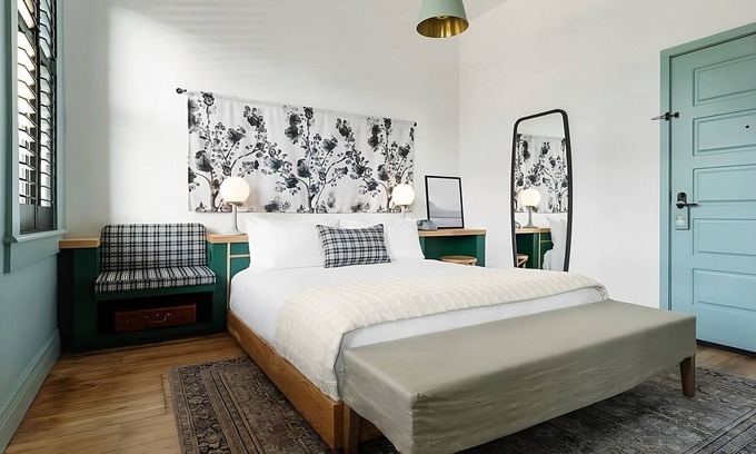 Buckman Neighborhood Appartement | Elegant King Stay at Hotel Grand Stark | Pet-Friendly, Near Portland Rock Gym