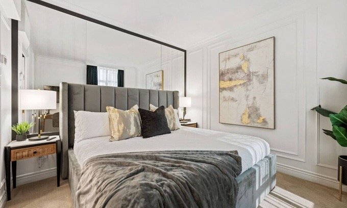 Central Hôtel | Elegant Luxury: 2 Bed Canada Place - Valet Parking
