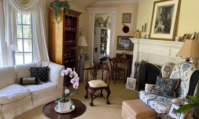 Okotoks Villa | Elegant luxury country estate in the heart of Alberta w/ guest house & pasture.