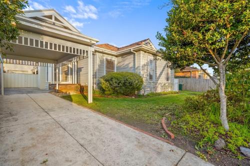 Ringwood Maison | Elegant Luxury - Family Entertainer in Ringwood