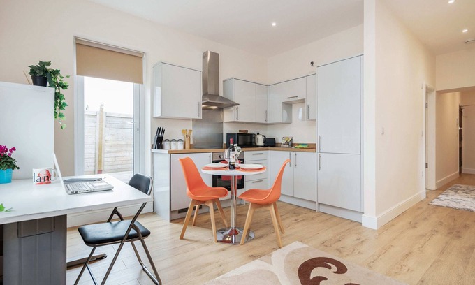 Stockcross Appartement | Elegant Luxury Flat, Converted Pub with Free Parking