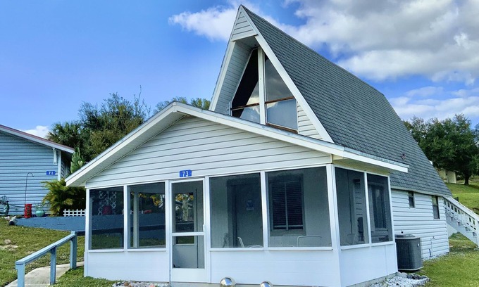 Vacation Village Maison | Elegant Mermaid-themed A-Frame Home: 30-40 min to Disney & Universal theme parks
