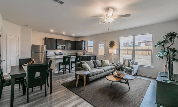 Seagoville Maison | Elegant Modern 3BR New Built Retreat for Fam&Group