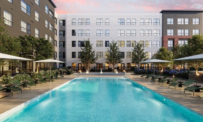 Everett Appartement | Elegant Oasis with Pool and Gym