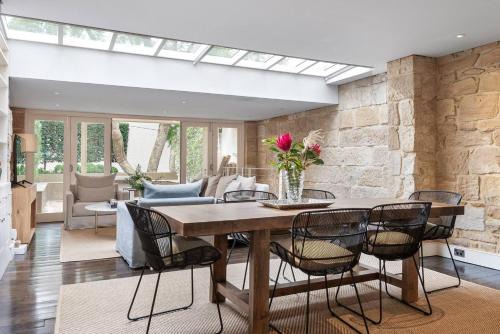 Paddington Maison | Elegant Paddington Sandstone Cottage with Parking