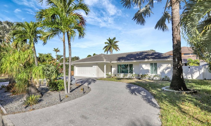 The Cove Maison | Elegant Pool Home - Beach, Restaurants, Shopping, Heated Spa