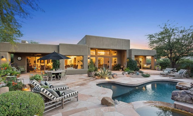 Pinnacle Peak Maison | Maison privée haut de gamme à The Boulders avec jardin paisible, vue, piscine / spa!
