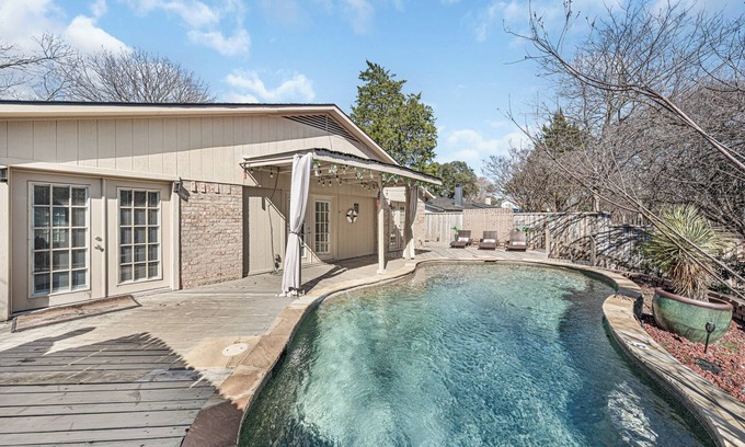 Lake Highlands Maison | Elegant Ranch Escape + Pool
