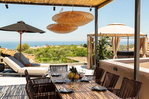 Episkopi Maison | Elegant Roof Deck House with Jacuzzi