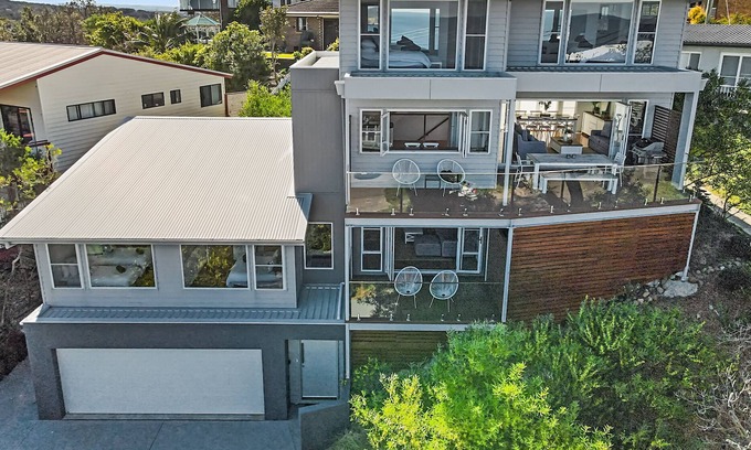 Forresters Beach Maison | Elegant Sea-facing Home with Fantastic Views