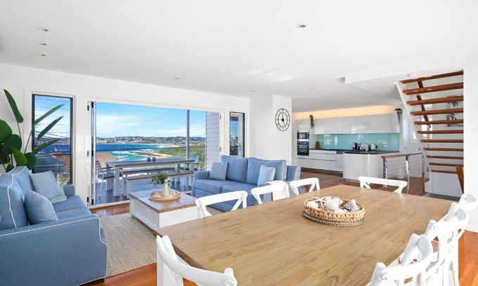Forresters Beach Maison | Elegant Sea-facing Home with Fantastic Views