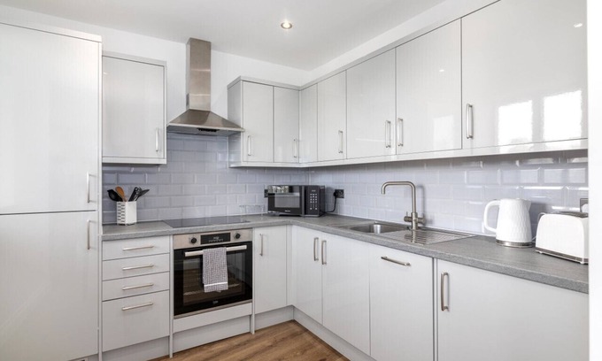 Brentwood Appartement | Elegant, Spacious , Luxury 2 bed, apartment with Parking