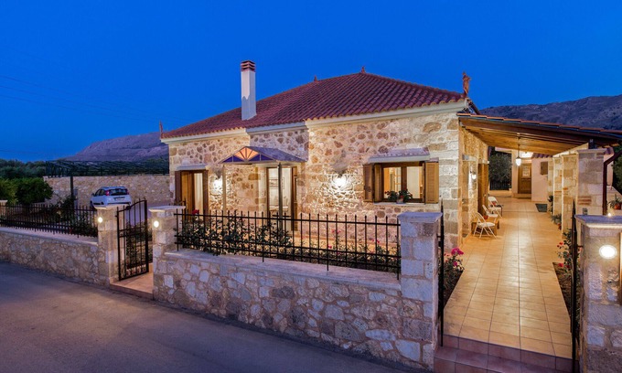 Katsifariana Villa | Villa Anerocurù de design en pierre élégante avec jardins et barbecue, par la ville de La Canée