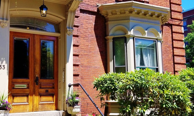 Parkside Appartement | Elegant, Sunny, 2 Bedroom Townhouse Apartment, in the Heart of Downtown Portland