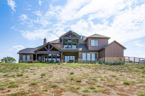 Rosston Maison | Elegant Sunset Meadow Ranch in Texas with Hot Tub