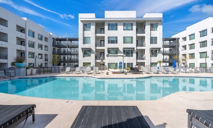 Riverside Appartement | Elegant Tempe Hideaway: Private Patio, Resort-Style Amenities