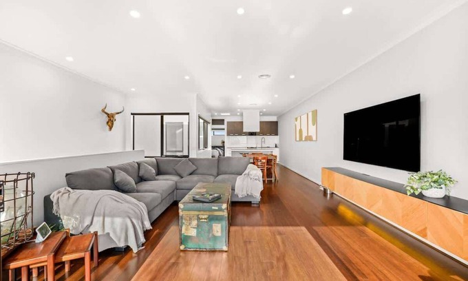 Coburg North Maison | Elegant Townhouse in Coburg North with parking