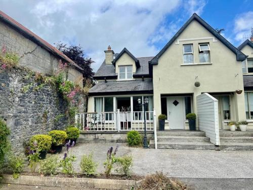 Birr Maison | Elegant Townhouse steps from historic Birr Castle