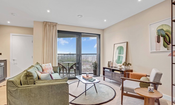 Bromley North Appartement | Elegant two-bedroom flat with a spacious balcony