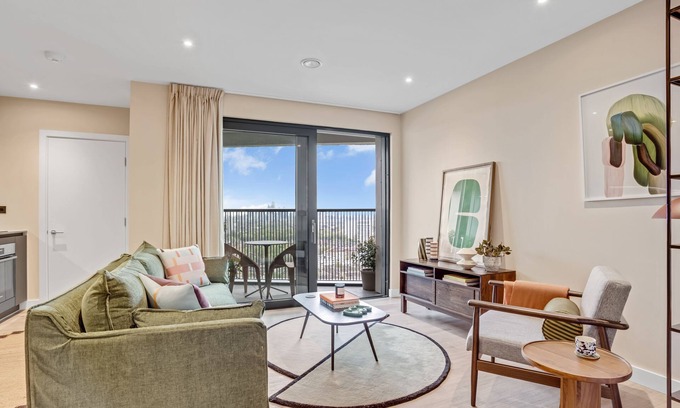 Bromley North Appartement | Elegant two-bedroom flat with a spacious balcony