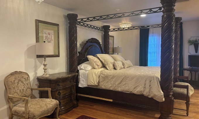Excelsior Springs Lit Et Petit-Déjeuner | Elegant two room loft in historic downtown Excelsior Springs.