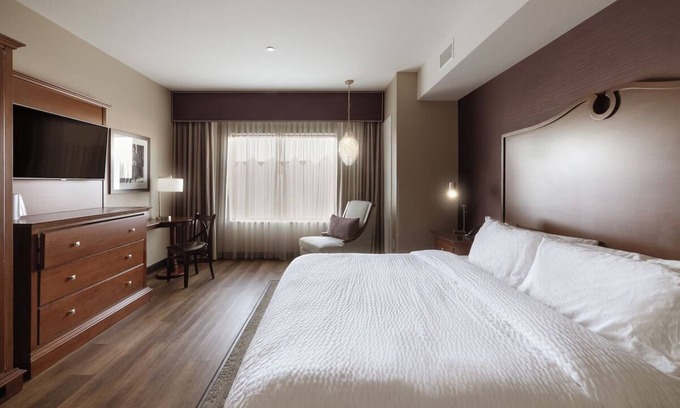 Parker Hôtel | Elegant Urban Retreat with Designer Finishes and City Views