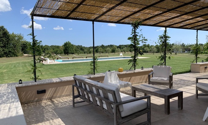 Modrusani Villa | Luxueuse villa 400 m2, jardin, piscine, jardin, pétanque, parking, climatisée.
