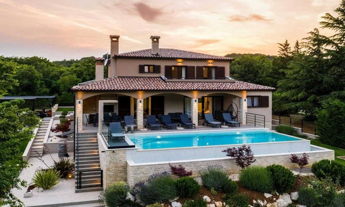 Ripenda Verbanci Maison | villa avec piscine entourée de forêts à Labin