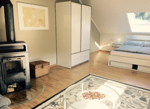 Manebach Appartement | Elegante Ferienwohnung mit Kaminofen im Thüringer Wald