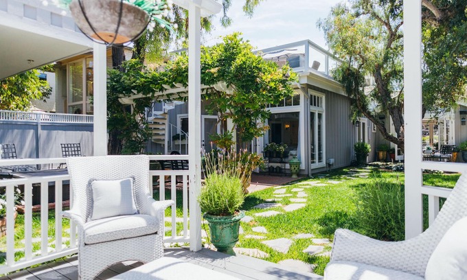 Corona del Mar Maison | Elegantly Decorated Single-Story Home with Soaring Ceilings and Large Yard