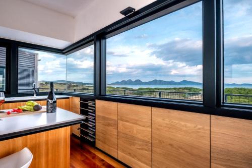 Dolphin Sands Maison | Elements - Freycinet Holiday Houses
