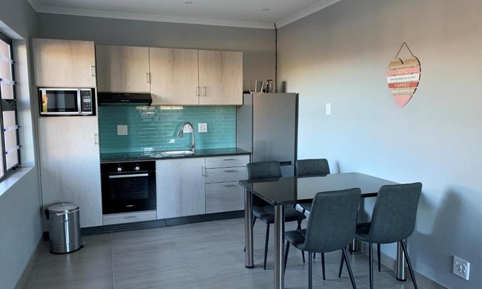 Moses Kotane Maison | Elephant House, 2 bedroom House, Next to Pilanesberg and Sun City