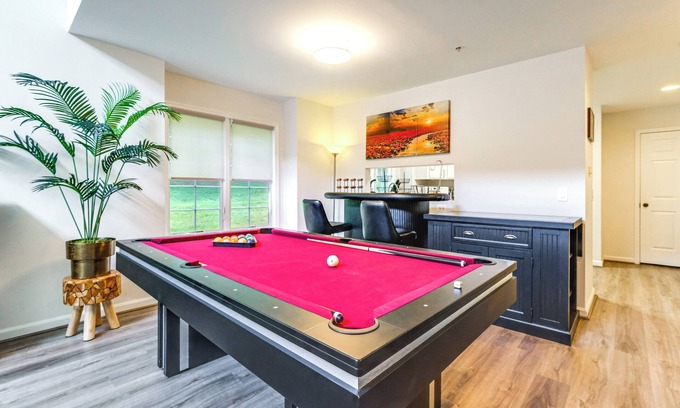 Fairland Copropriété | Elevator In-Unit: 3-Story Condo Only 14 Mi to DC!