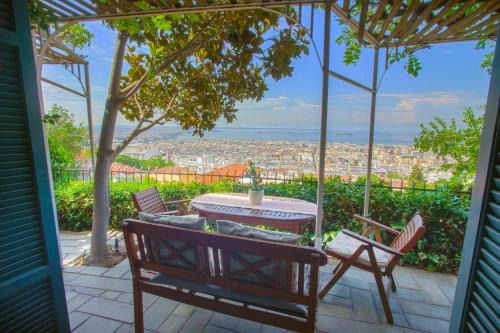 Old Town Appartement | Eliosky Apartment in Ano Poli, Thessaloniki #FeelsLikeHome