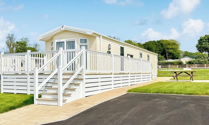 Cross Inn Maison | Elite 3 Bed with Decking