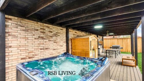 South Arlington Maison | Elite 5BR 3,5BA Holiday Home with Game Room, Hot Tub, & Sauna