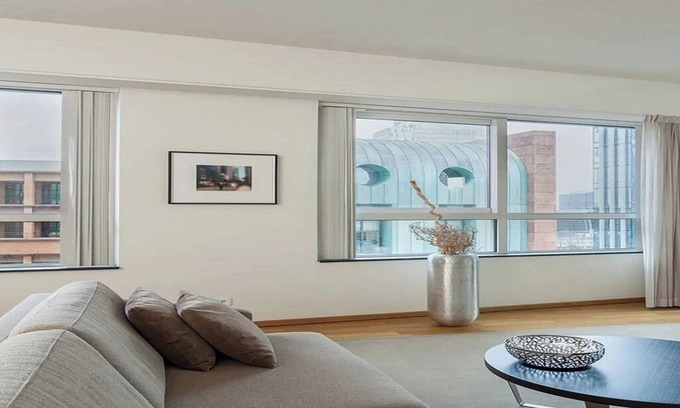 Zuidas Appartement | Elite Executive Apartment with Top-Tier Amenities in Claude Debussylaan