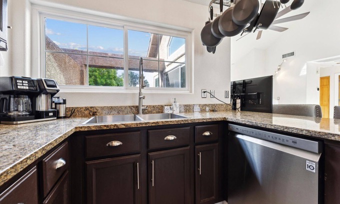 Val Vista Lakes Copropriété | Elite Lakeside Oasis in Gilbert
