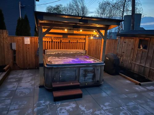Hamilton Maison | Elite Upper Deck Suites l Lake front with hot tub