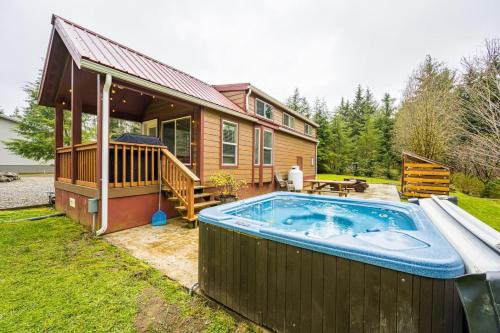 Forks Appartement | ElkCreek Inn Creekside tiny home