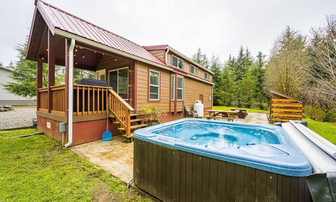 Forks Maison | ElkCreekInn: creekside tiny home