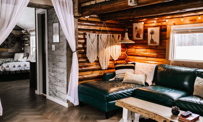 Wolverine Cabine | Elkhorn Log Cabin:Secluded Setting:Prime Location