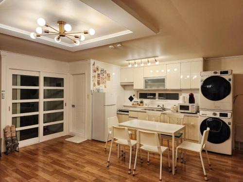 Sinjeong-dong Appartement | Ellastay Seoul Wide House Subway Station Area Family Travel Recommendation