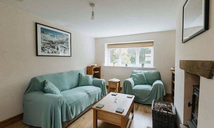 Welton Maison | Elm House Cottage: Charming Country Cottage with Log Burner